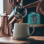 Aromatischer Kaffee zubereitet durch einen Kaffeedrücker
