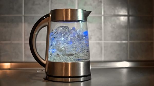 Ein Wasserkocher mit einer Glaskanne